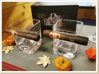 Whiskyglas mit Cigarrenhalter Whiskyglas mit Cigarrenhalter